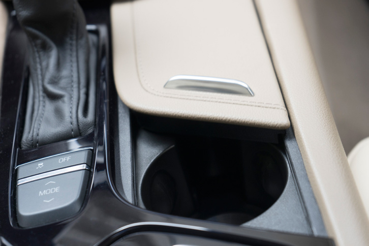 センターコンソールの収納のフタは、開閉いずれの方向についても、軽く力をかけると後は自動で開閉する。閉じようとしている際に障害物に接触すると、いったん当たった後に開く方向へ戻っていく。