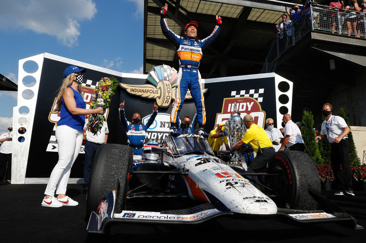 表彰式においてガッツポーズを見せる佐藤琢磨。インディ500の表彰式には表彰台はなく、優勝者だけが称賛を浴びることとなる。