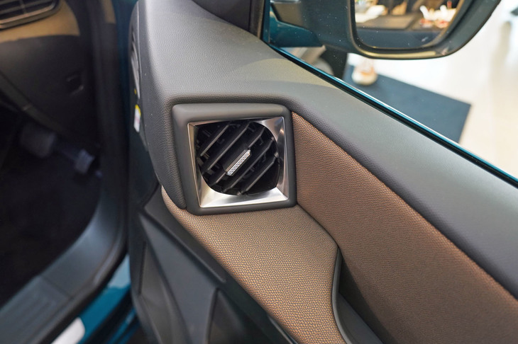 運転席の右側と助手席の左側のエアコン吹き出し口はドアパネルに備わる。室内を広く感じさせる効果があるという。