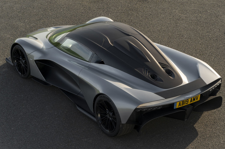 「ヴァルハラ」をリアから見る。外観は2019年に東京でも公開されたモックアップと変わらないが、コックピットはテストカーらしくさまざまな計測機器が取り付けられていた。ナンバープレートも付いていたので公道でもテストしているのかもしれない。