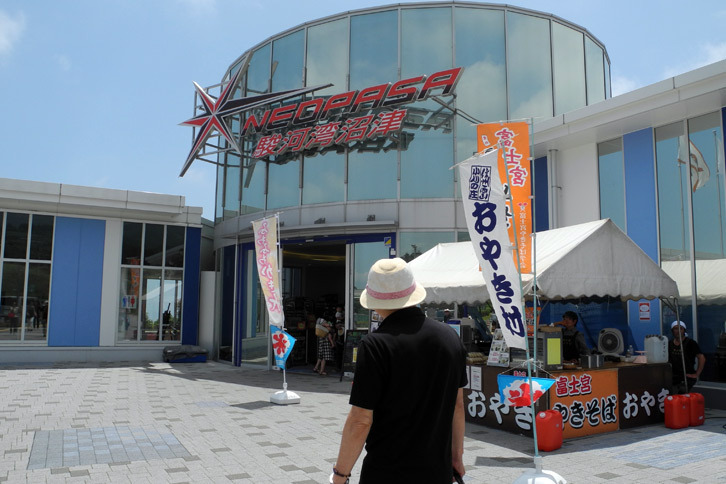 
	御殿場JCTから新東名高速道路に入り、ひとつめのサービスエリア「駿河湾沼津」。新東名のサービスエリアは「旅の途中の休憩所」であるだけでなく、「旅の目的地」になるほど人気が高い。
	