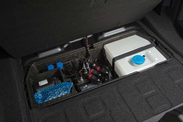 「M4 GTS」の肝となるウオーターインジェクションシステムの水タンクは、トランクルームの床下に設置される。ふたをかぶせれば、通常のトランクルームとして使用できる。