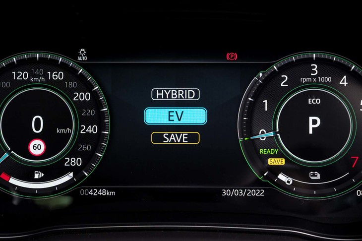 ドライブモードとは別にプラグインハイブリッドパワートレインの制御モードが「ハイブリッド」「EV」「セーブ」の3種類用意される。