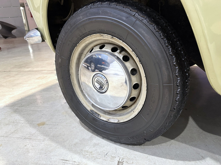 サスペンションもロシアの路面事情を考慮して強化されていた。展示車は165HR13サイズのミシュランを履いていた。