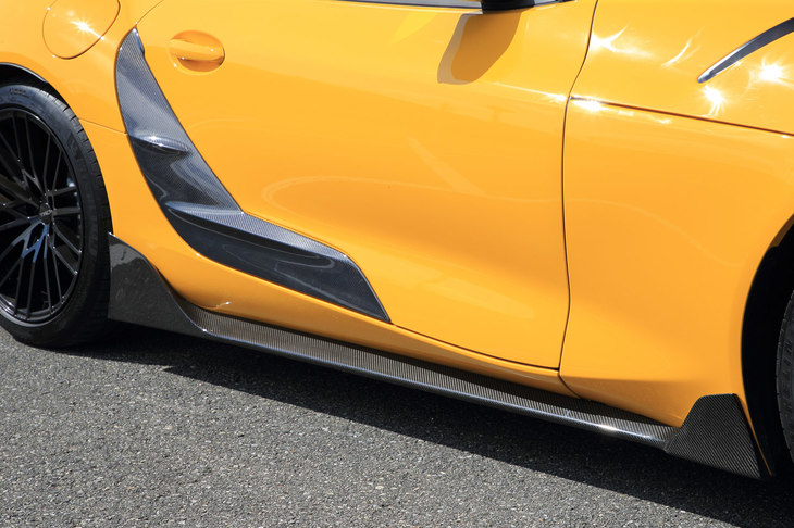 標準の装飾パーツと交換して装着するドアガーニッシュは、表面のフィンによって車両側面の走行風を整流し、乱気流の発生を抑制。サイドスカートも車両側面の空気の流れを整える効果を持つ。