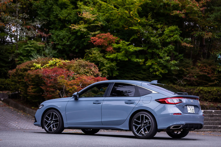 ボディーサイズは全長×全幅×全高＝4550×1800×1415mm、ホイールベースは2735mm。従来モデルより全長が30mm、ホイールベースが35mm延ばされている。