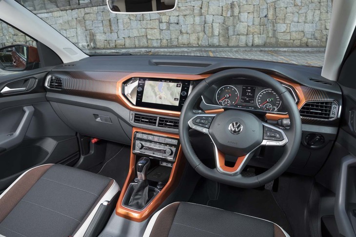 「TSI 1stプラス」には内外装の随所を「オレンジ」「グリーン」「ブラック」のいずれかでコーディネートできる「デザインパッケージ」が標準装備。テスト車にはオレンジがチョイスされていた。