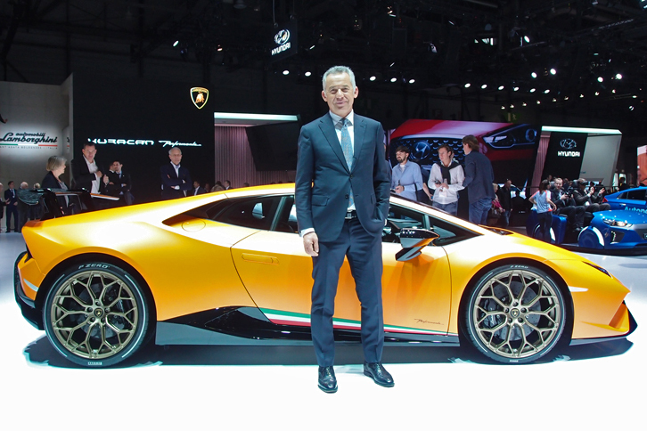ランボルギーニの最新モデル「ウラカン ペルフォルマンテ」と、同社の研究・開発部門のトップを務めるマウリツィオ・レッジャーニ氏。