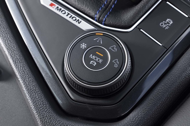 ドライブモードセレクターはダイヤルとボタンの2段構え。外周部のダイヤルで「スノー」などのオフロード用モードを設定し、中央のボタンで「コンフォート」「スポーツ」などのオンロード用モードを設定する。
