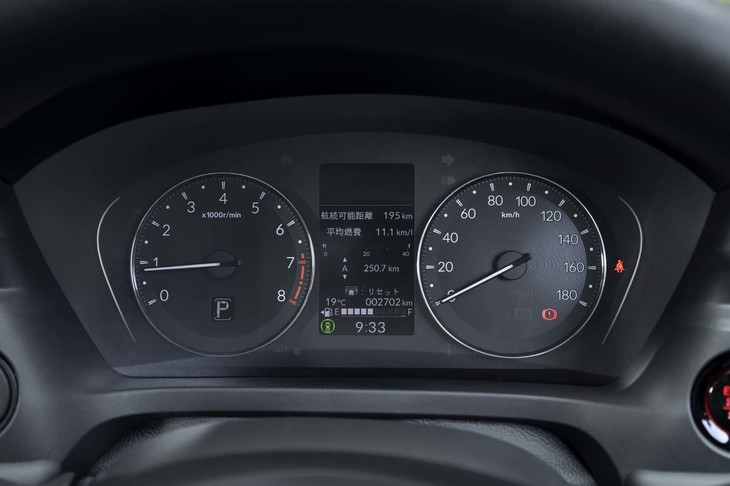 ハイブリッド各車がグラフィカルなフル液晶メーターを採用するのに対し、「G」では2眼式のメーターを採用する。