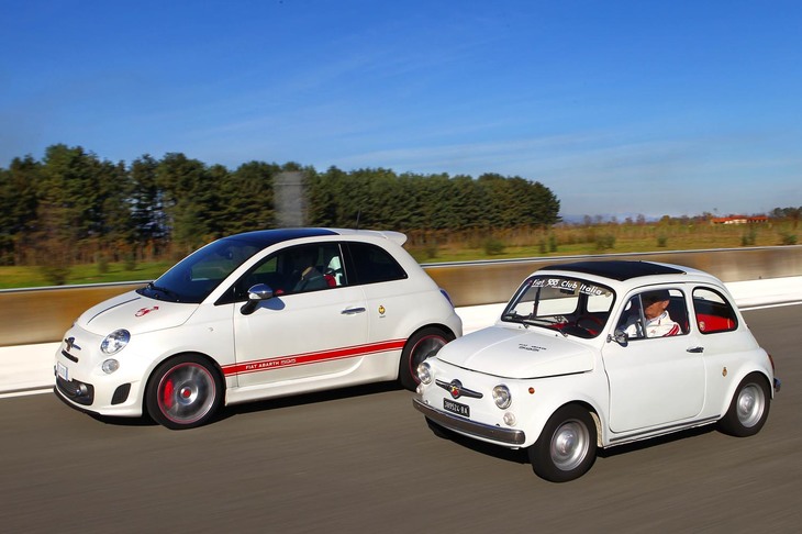 現代の「アバルト595」（写真左）もコンパクトだが、往年の「フィアット・アバルト595」（同右）はさらに小さい。それでいて驚異的に速いという痛快さが、人々を魅了した。
