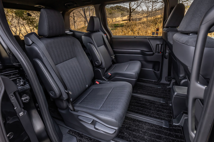 ハイブリッドの4輪駆動車「S-G E-Four」には、セパレートタイプの2列目シートが備わる。前輪駆動車では7人乗りと2列目がベンチシートとなる8人乗りを選べるが、ハイブリッドの4輪駆動車は7人乗りのみの設定となる。