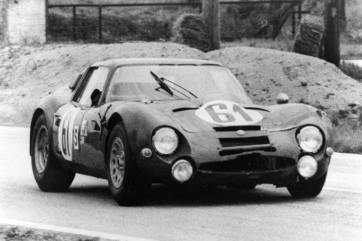 1965年にはより軽量なFRPボディーの「TZ2」が登場するが、国際レースの舞台ではポルシェが台頭。TZシリーズは「904」や「906」の後塵（こうじん）を拝するようになった。