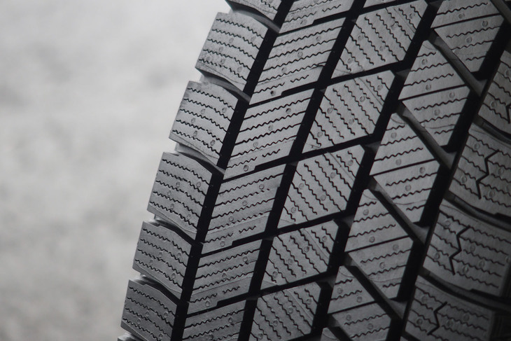 ブロックの先端に突起を設けることで、周方向溝からブロックまわりへの水の回り込みを抑制する“L字ブロック”や、一部のサイプを溝に貫通させず端止めすることにより、サイプ内への水の逆流抑制する“端止めサイプ”などの新技術を用いた「ブリザックVRX3」の新トレッドパターン。