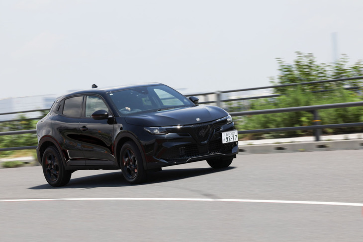 「ジュニア」は、「ジープ・アベンジャー」や「フィアット600」と同様、ステランティスのポーランド・ティヒ工場で製造される。「eCMP」プラットフォームをベースとする成り立ちも両車に共通する。