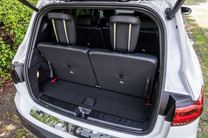 3列目シート使用時（写真）の荷室容量は110リッター。2列目、3列目シートを倒すと、最大で容量を1620リッターに拡大できる。