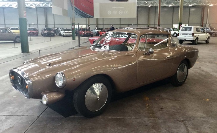 独特のフロントマスクに注目！ 「ランチア・フラミニア ロレイモ」は1960年にレイモンド・ローウィが製作、パリサロンに運ばれた一台。ラッキーストライクのパッケージやスチュードベーカー車両で知られる、このフランス出身のアメリカ人インダストリアルデザイナーが、トリノのカロッツェリア、ロッコ・モットの協力でつくり上げた。車名のロレイモは彼の名字と名前を合わせたもの。