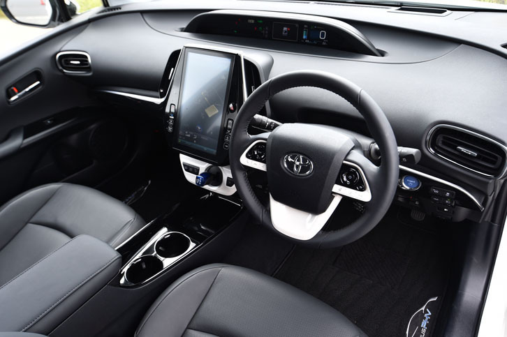 新型「プリウスPHV」のインテリア。「プリウス」のものと同様に、滑らかな曲面で構成されている。