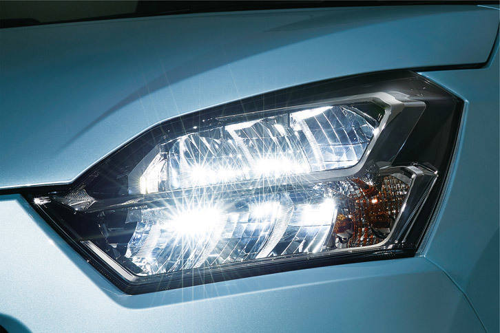 上級グレードに用意されるLEDヘッドランプ。