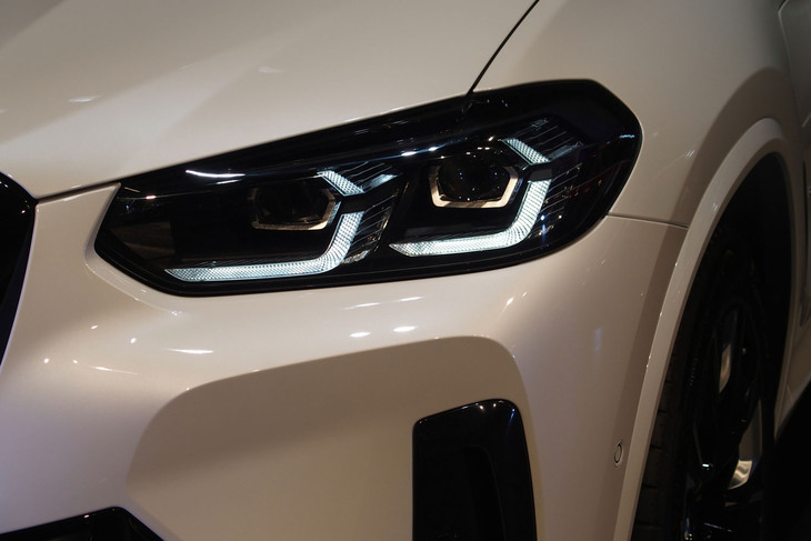 BMW iX3（ヘッドランプ）
