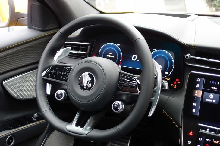 ステアリングホイールのセンター右下には、エンジンのスタートボタンが配置される。同左下に見えるのは、ドライブモードのセレクター。