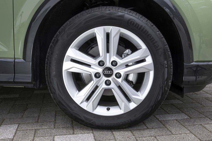 「35 TFSIアドバンスト」のホイールは、10スポークの17インチサイズ。オプションで18インチのものも選べる。