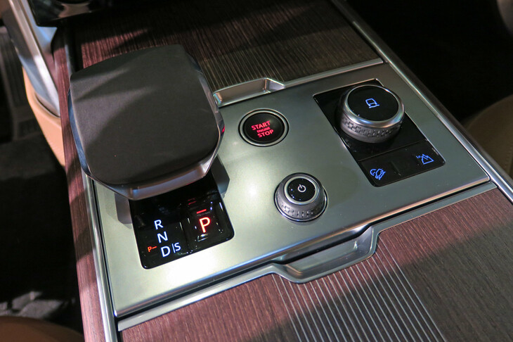 ランドローバー・レンジローバー オートバイオグラフィーD300（センターコンソール）