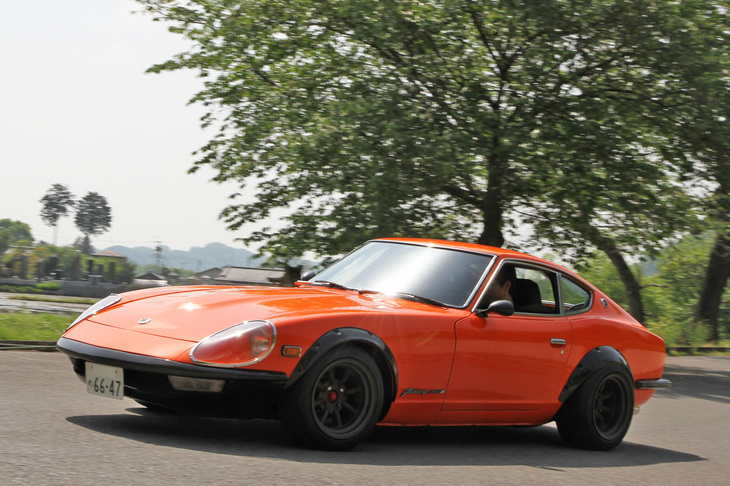 型式名S30こと初代「日産フェアレディZ」。オーバーフェンダーにGノーズと呼ばれるノーズコーンを装着した「240ZG」風に装っている。