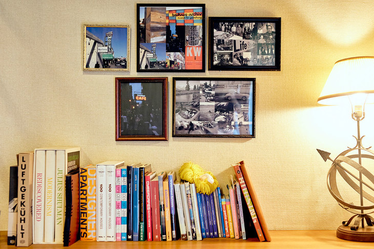 入川氏の本業は都市計画家。部屋には建築関連の書籍が目立つ。