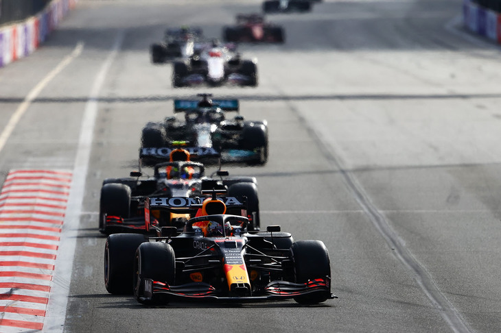 タイヤ交換後にレッドブルが1-2フォーメーションを確立。首位を走るマックス・フェルスタッペン（写真先頭）は、チームメイトのペレス（同後ろ）を防衛線に置き、楽な戦いを続けてきたが、残り5周というところでまさかのタイヤブローに見舞われ、悔しいリタイアを喫することになった。しかし、タイトルを争うルイス・ハミルトンも無得点に終わったため、フェルスタッペンのポイントリードは4点のままである。（Photo=Getty Images / Red Bull Content Pool）