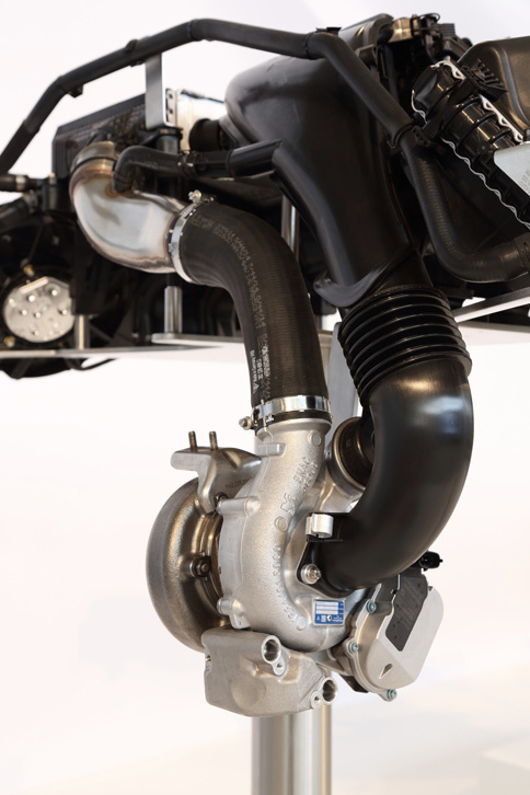 ターボチャージャーの種類は「718ボクスター」と「718ボクスターS」で異なり、後者には状況に応じて排気の流れを変化させる可変ジオメトリータービンが用いられている。