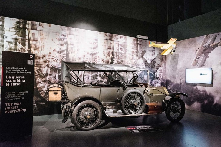 欧州において自動車技術を鍛えたのは、庶民の楽しみであるレースと庶民の犠牲の上に成り立った戦争だ。写真は、1911年製作の「フィアット4」。5702cc 4気筒モノブロックエンジン搭載。最高出力53PS/1600rpm。最高速95km/h。車重は1100kg。1918年まで684台が製作された。ミリタリーバージョンも存在し、第1次世界大戦でヴィットリオ・エマニュエルIIが用いたことで知られるという。アメリカでもライセンス生産されたモデル。