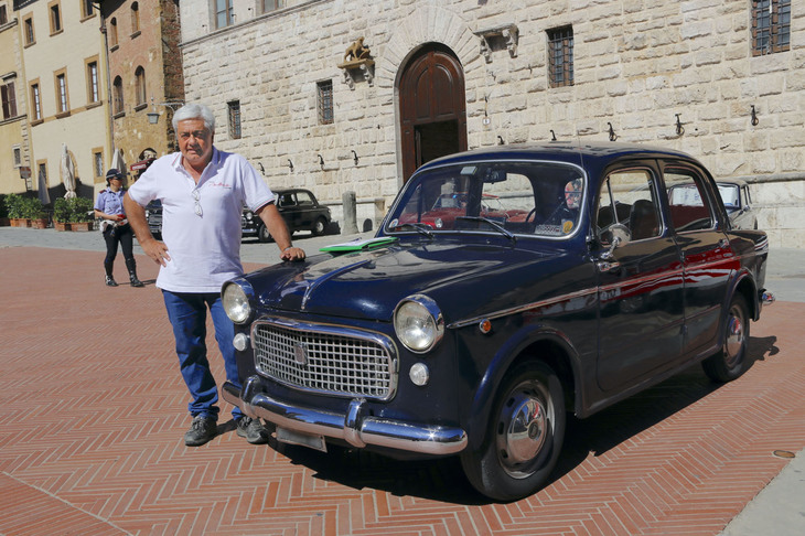 当日筆者の対応をしてくれたカルロ・モナコ氏と、愛車の「1100エクスポート」（1961年）。父親が乗っていたのと同型車を、2008年に手に入れた。