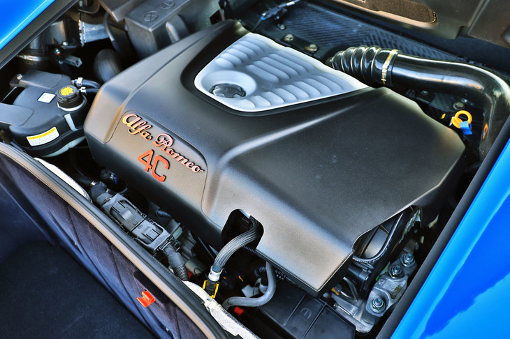 最高出力240PSを発生する1.75リッター直4ターボエンジン。カタログにおける排気量の表記や、標準モデルのグレード名にも使われている「1750」という数字は、戦前の名車「6C1750」に端を発するアルファ・ロメオ伝統の数字だ。