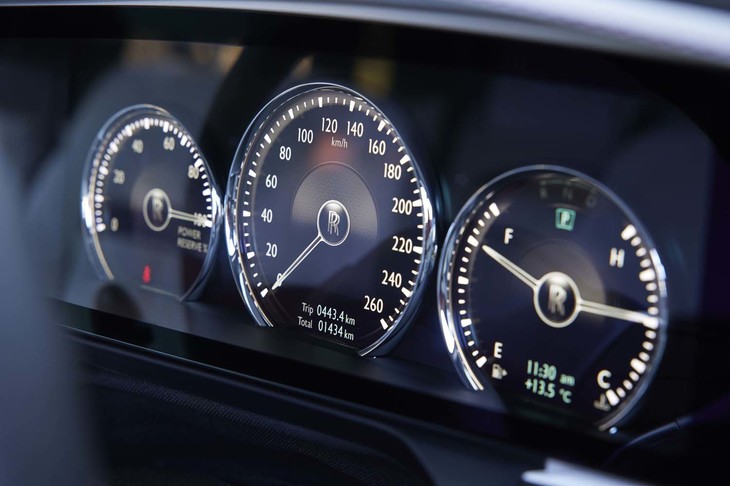 メーターは先代と同じ3連式。ただし新型のそれは、リムの内側が液晶パネルになっている。