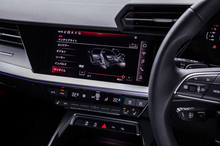 センターコンソールに組み込まれたタッチ式ディスプレイは10.1インチサイズ。30色の中から好みの室内照明色や明るさを選択できる「マルチカラーアンビエントライティング」を標準装備している。