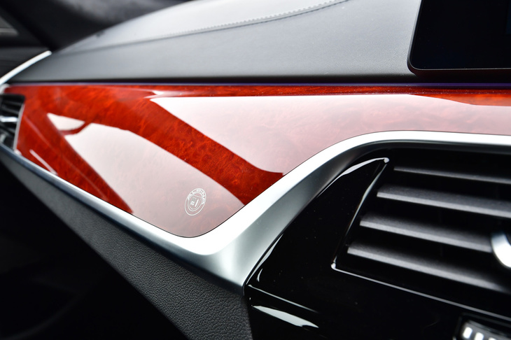 インテリアのカスタマイズは基本的に制限がなく、BMWとアルピナの装備プログラムから幅広く選べる。