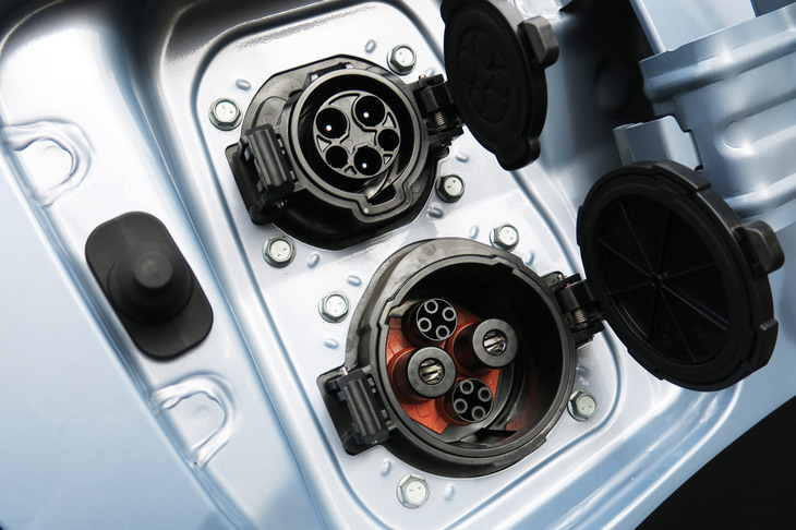 三菱eKクロスEV P（充電口）