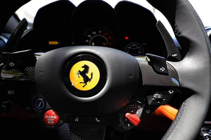 ステアリングパッド右下にドライビングモードセレクター「マネッティーノ」の切り替えスイッチを配置。既存の「コンフォート」「スポーツ」「ESCオフ」の3種類に加え、新たに「ウエット」と「レース」モードが設定された。