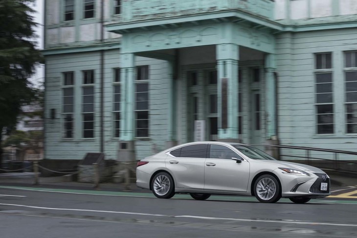 大正時代に建造された栃木市役所別館の前を走る。エンジンを低回転域でキープすれば、「レクサスES」はすこぶる快適なセダンだ。