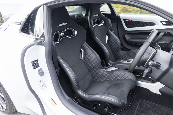 サベルト製のモノコックバケットシートを装備。見た目はスパルタンだが居心地はなかなかよろしい。