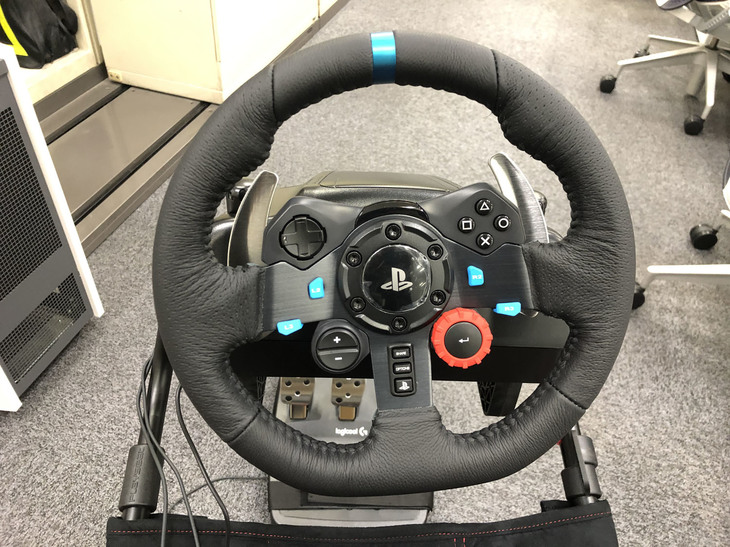 ロジクールのハンコン「G29」。ディンプル加工されたレザーが手縫いで巻かれている。ロックトゥロックは2回転半。