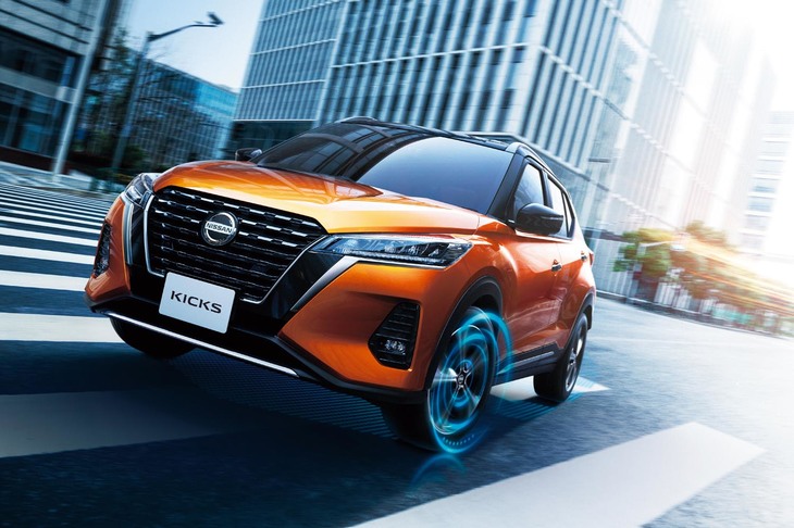 「日産キックス」の燃費は、WLTCモードで21.6km/リッター、JC08モードでは30.0km/リッター。運転支援システムの充実ぶりも強みで、ミリ波レーダーを使って高速道路の長距離運転や渋滞をサポートする「プロパイロット」や「踏み間違い衝突防止アシスト」が全車に標準装備されている。