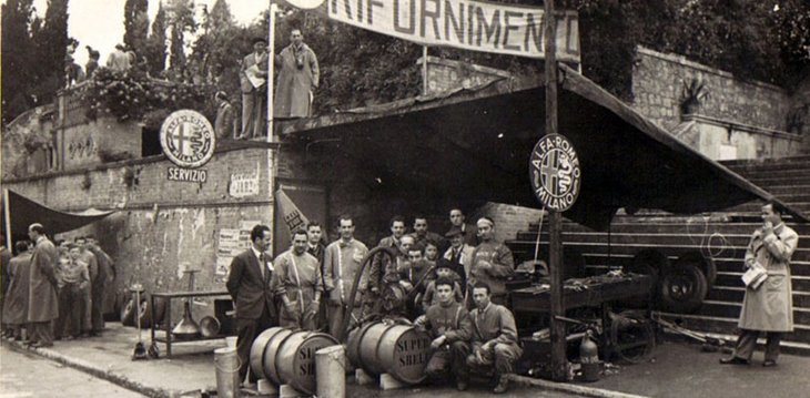 ミッレミリアの日と思われる写真。シエナを通過する参加車の修理や給油を担当した。