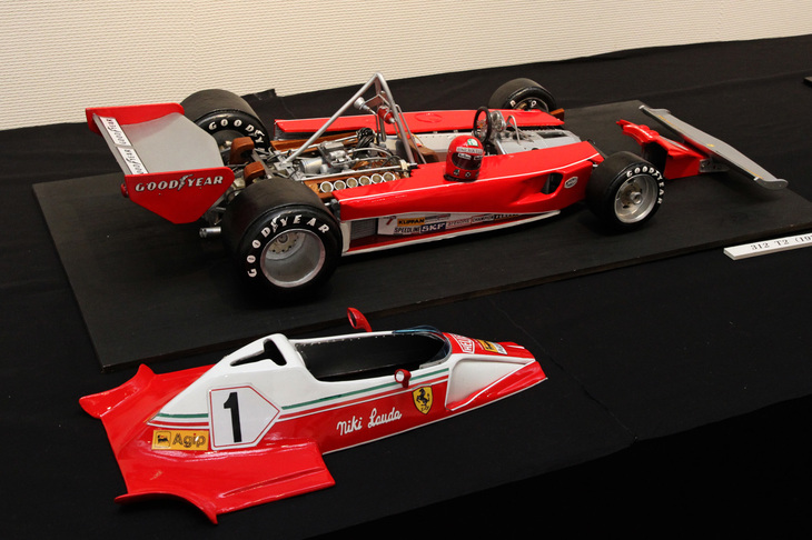 1976年「312T2」。同年のドイツGPで瀕死（ひんし）の重傷を負いながらも、6週間後のイタリアGPで奇跡の復活を果たしたニキ・ラウダが駆った伝説のマシン。山田さんは2019年の5月に欧州旅行を楽しんだそうだが、「ウィーンを訪れたところ、聖ステファン教会の周辺がすごい人出なんだよ。何事かと思ったら、今日はラウダの葬儀だという。ラウダが亡くなったことはもちろん知ってたけど、その日が葬儀だなんてことはまったく知らずに訪ねたんだけどね」。呼ばれたのかもしれない。