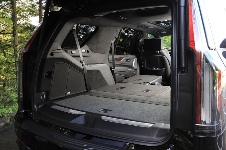 3列目シートは電動での格納・展開が可能で、畳んだ際には2065リッターの積載空間が得られる。また写真の通り、2列目シートも格納が可能だ。