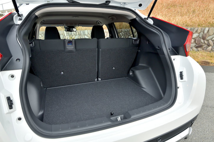 後席のスライド機構を併用すれば、ラゲッジスペースには9インチのゴルフバッグが最大で4個積めるとのことだ。
