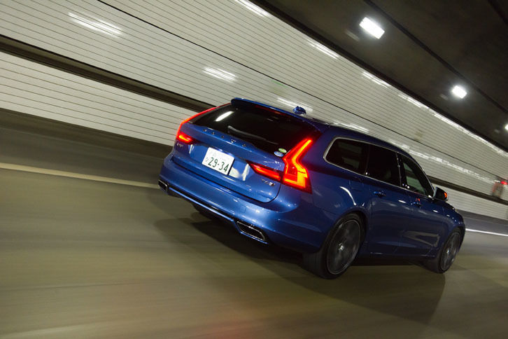 ボディーサイズは全長×全幅×全高＝4935×1880×1475mm。ライバルと目される「メルセデス・ベンツEクラス」と比べると、5mm短く、3cm幅広く、2cm低い。