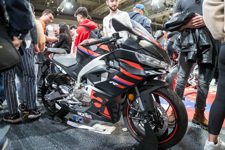 アプリリアは、2023年9月に発表した、2気筒エンジンの新たなスポーツバイク「RS457」を展示した。欧州の“普通二輪免許”ともいえる「A2ライセンス」（最高出力35kW以下）のライダーに向けたスポーツモデルで、若いユーザーの獲得を目指していると考えられる。エンジンは新規開発の水冷並列2気筒DOHCで、最高出力はA2ライセンスの上限である35kWを発生。ライドバイワイヤーシステムを搭載しており、3つのライディングモードを持つ。また調整可能なトラクションコントロールも搭載。フレームはアルミ製だ。