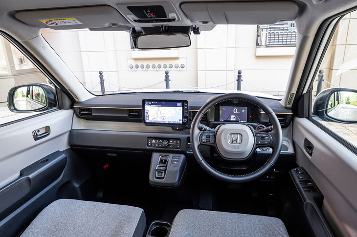 水平基調とされたインストゥルメントパネルは、「N-ONE e：」専用のデザイン。ベースとなった「N-ONE」よりもドライバーに37mm近づけたステアリングホイールや見切りのよいボンネット先端など、運転のしやすさにも配慮している。上級グレードの「e：L」には、本革巻きステアリングホイールが標準で装備される。